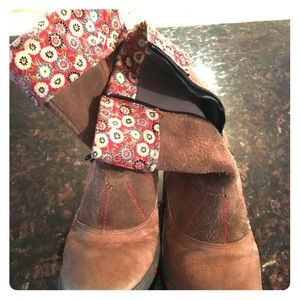 Keen girl’s leather and suede boots.